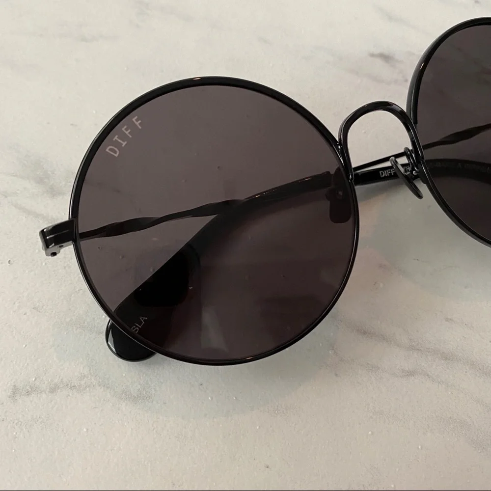 Diff Eyewear Isla Black Round Metal Sunglasses with Dark Gray Lenses